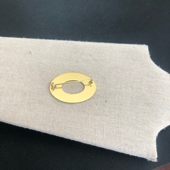 Vintage Oval Gold Tone Brooch - Picture 2 of 3